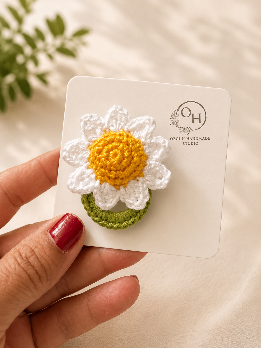 Crochet Daisy Glasses Holder Brooch with Hidden Wide Loop – Padded Flower Eyeglass Holder for Shirt, Bag & Hat