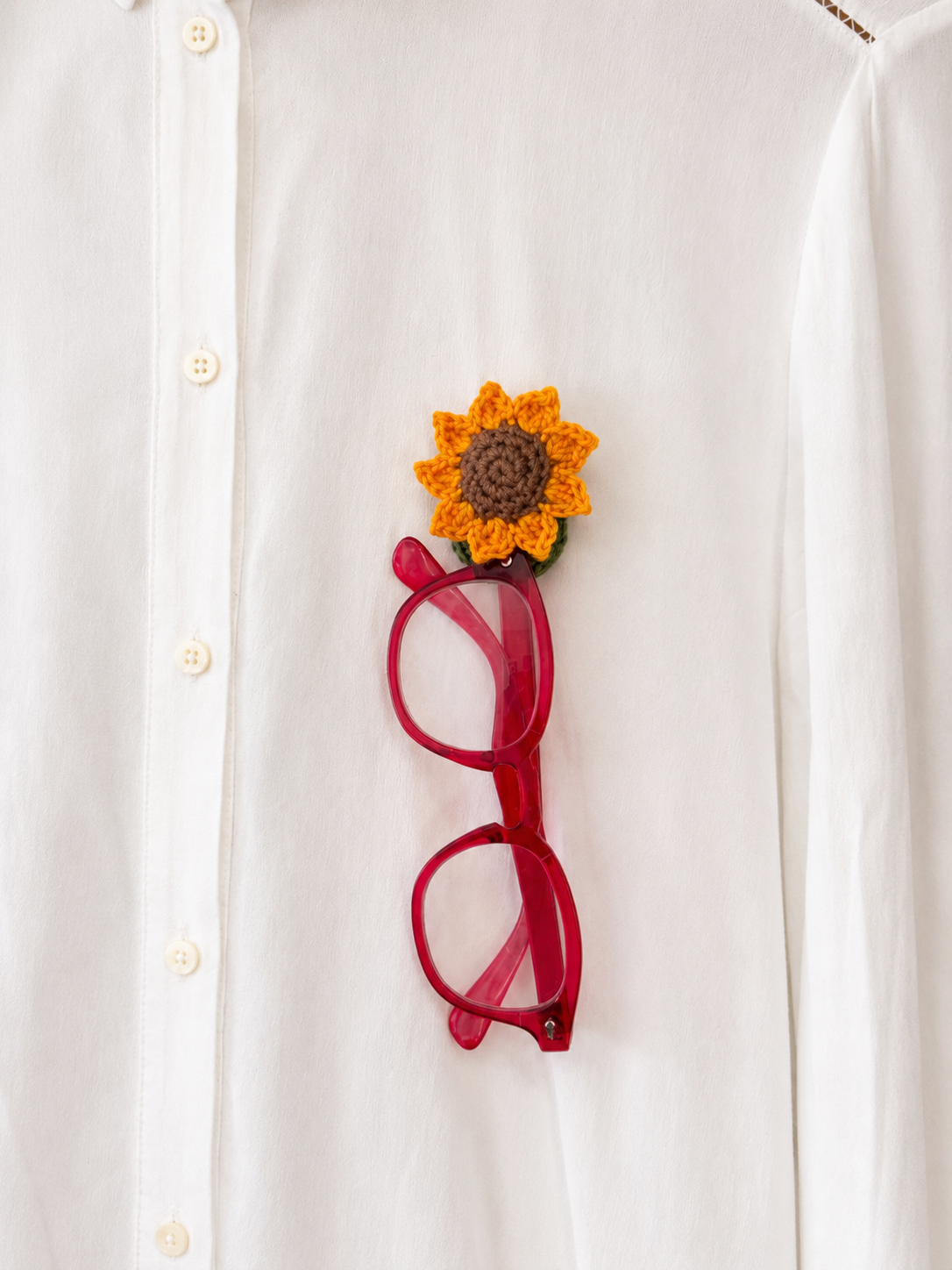 Crochet Sunflower Glasses Holder Brooch with Hidden Wide Loop – Padded Flower Eyeglass Holder for Shirt, Bag & Hat