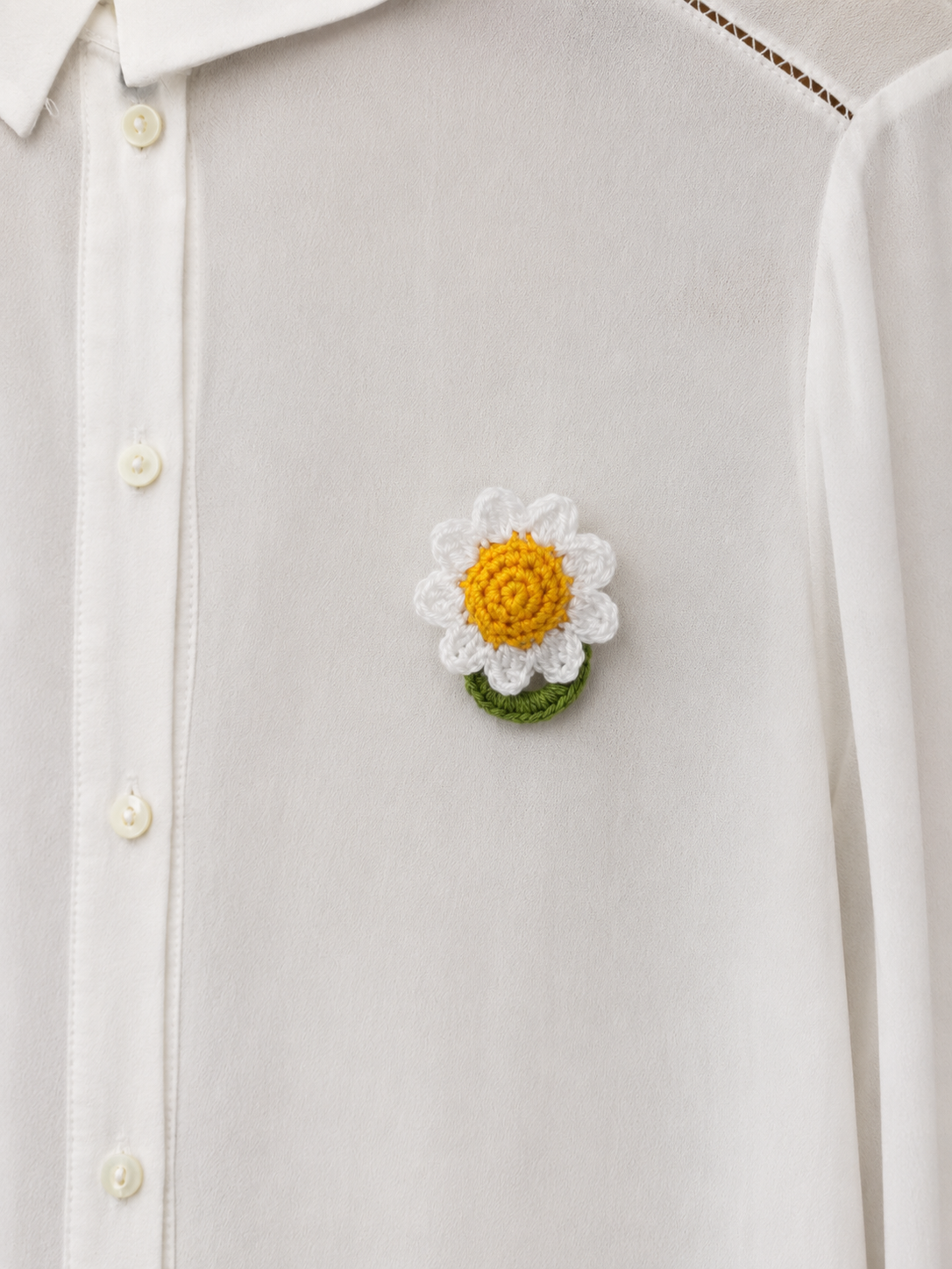 Crochet Daisy Glasses Holder Brooch with Hidden Wide Loop – Padded Flower Eyeglass Holder for Shirt, Bag & Hat
