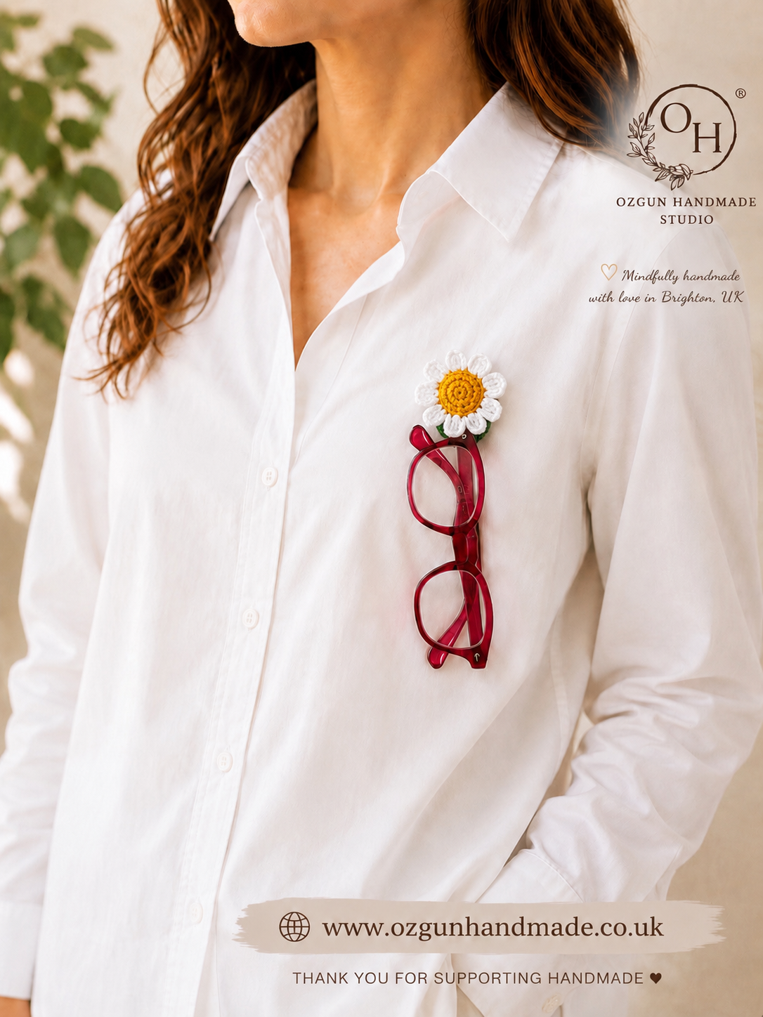 Crochet Daisy Glasses Holder Brooch with Hidden Wide Loop – Padded Flower Eyeglass Holder for Shirt, Bag & Hat
