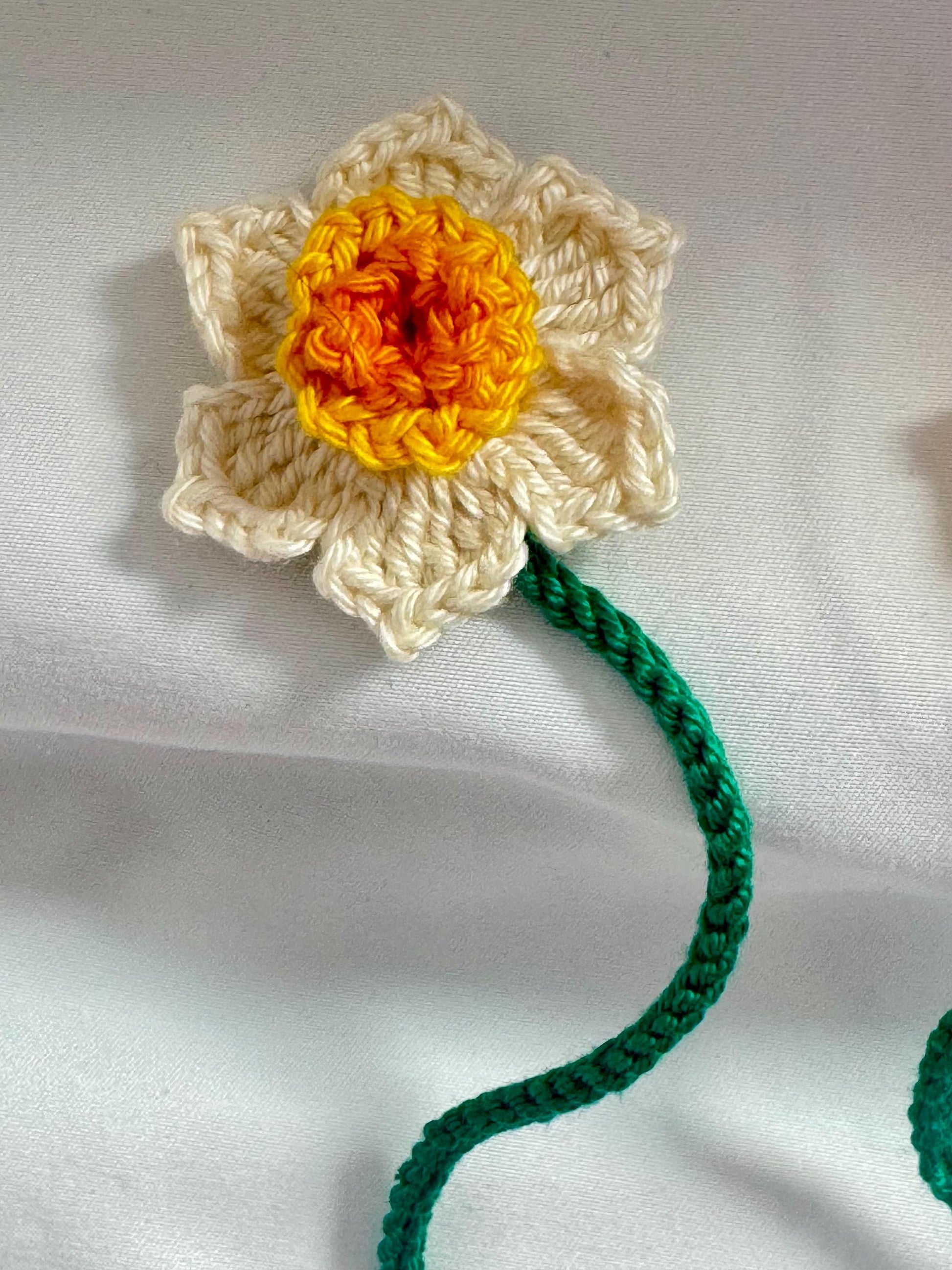 Crochet Daffodil Bookmark, Floral Book Lover Gift, Handmade Flower Bookmark (Set Option) __etsy:7939962310