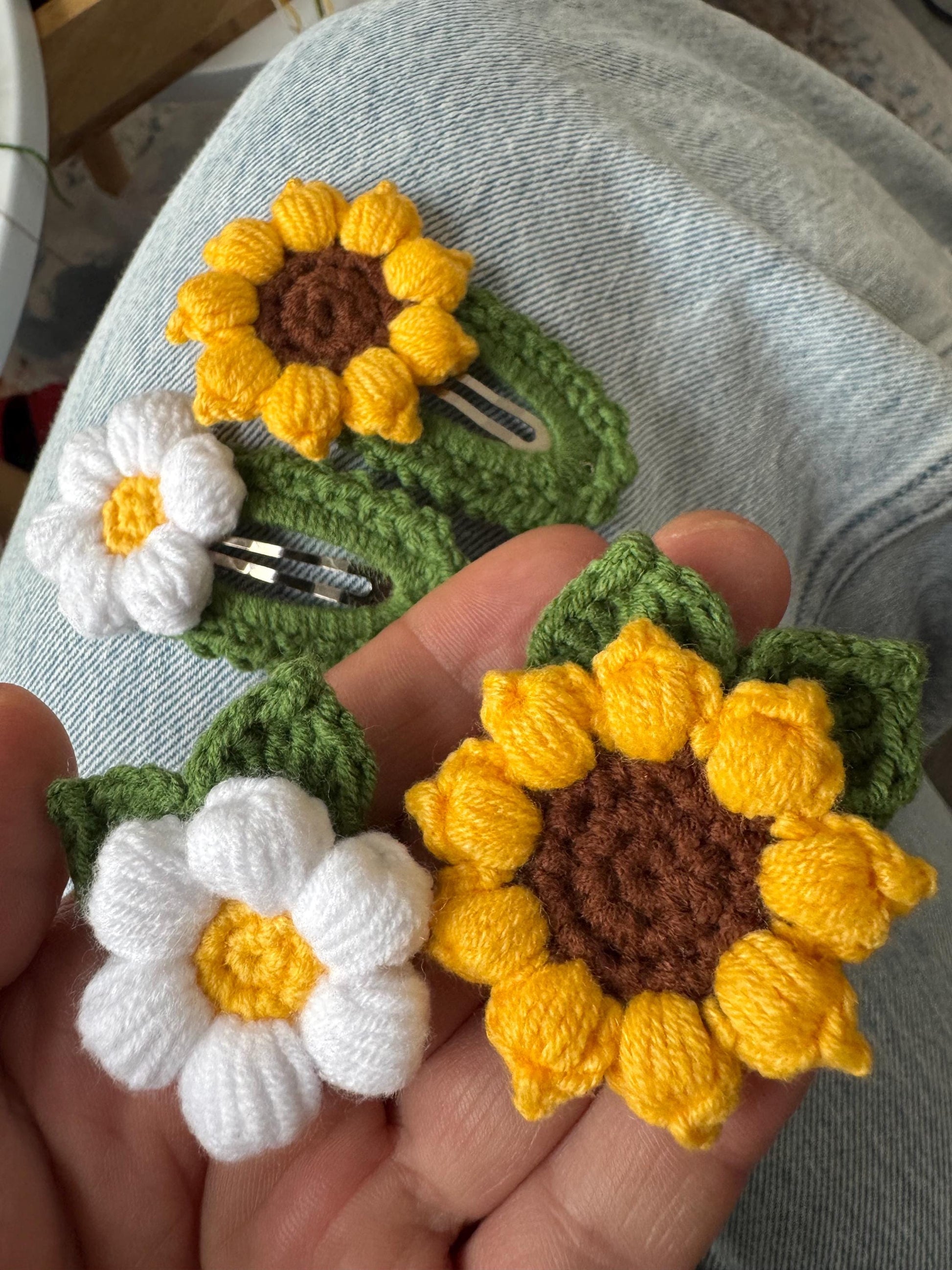 Crochet Daisy Brooch, Handmade Floral Lapel Pin, Wedding Accessory, Bridesmaid Gift __etsy:8179304713