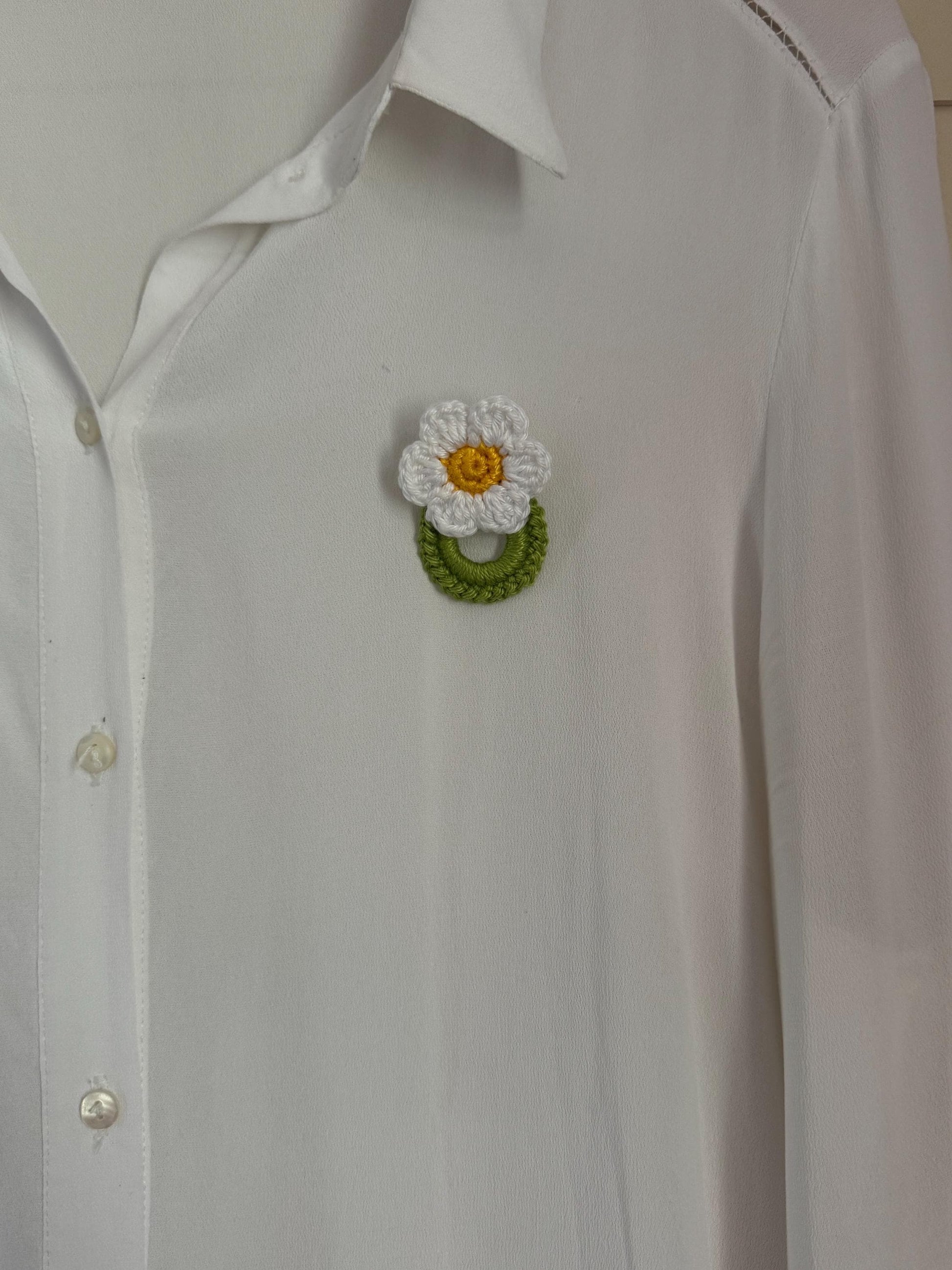 Crochet Daisy Glasses Holder Brooch, Handmade Floral Eyeglass Accessory