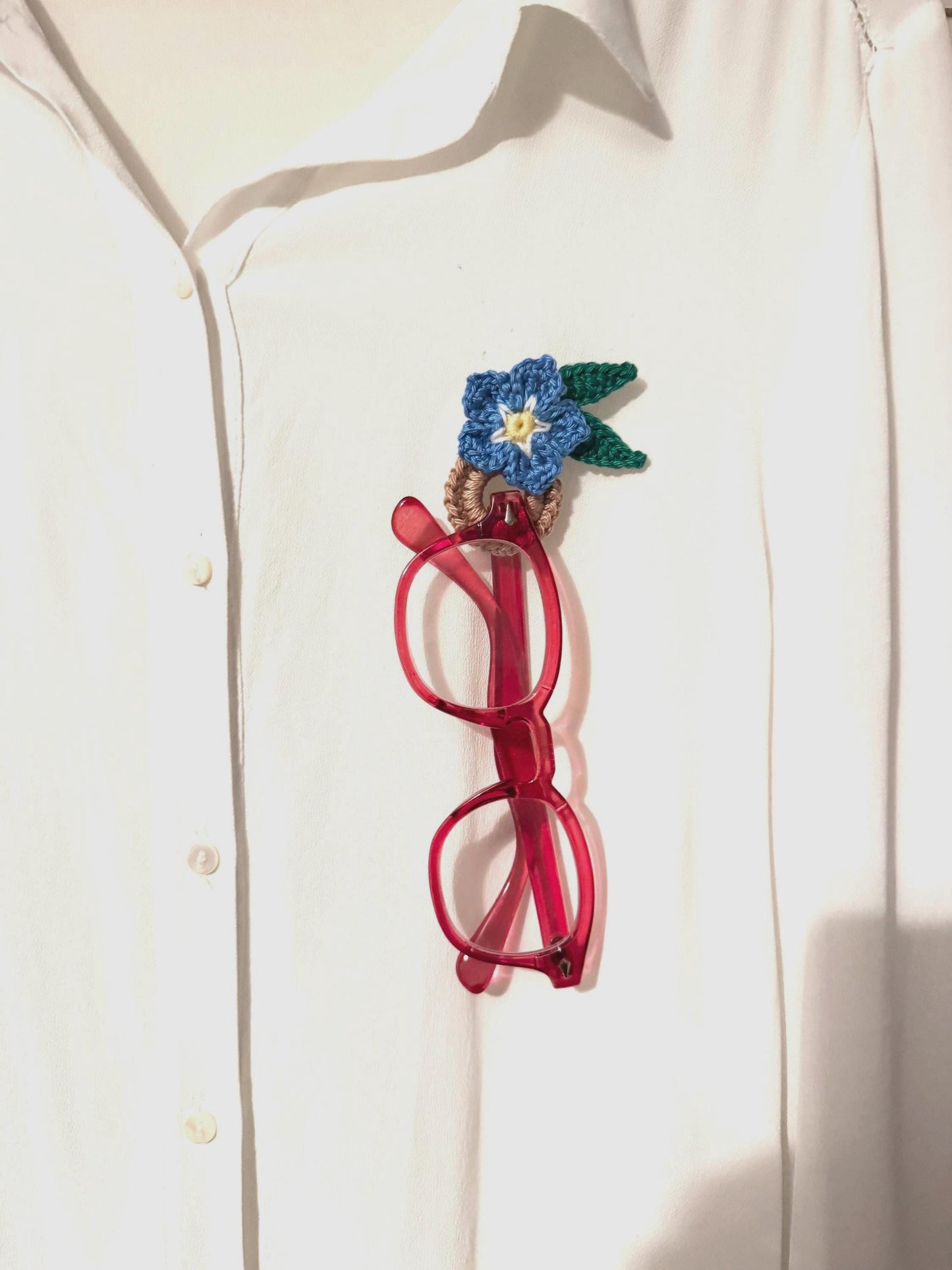 Crochet Forget Me Not Glasses Holder Brooch, Floral Eyeglass Accessory, Flower Pin