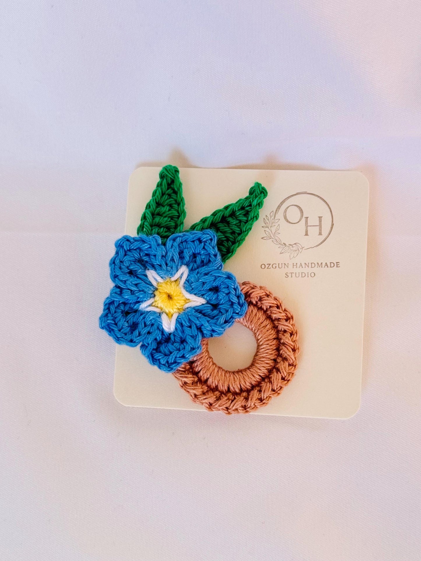 Crochet Forget Me Not Glasses Holder Brooch, Floral Eyeglass Accessory, Flower Pin
