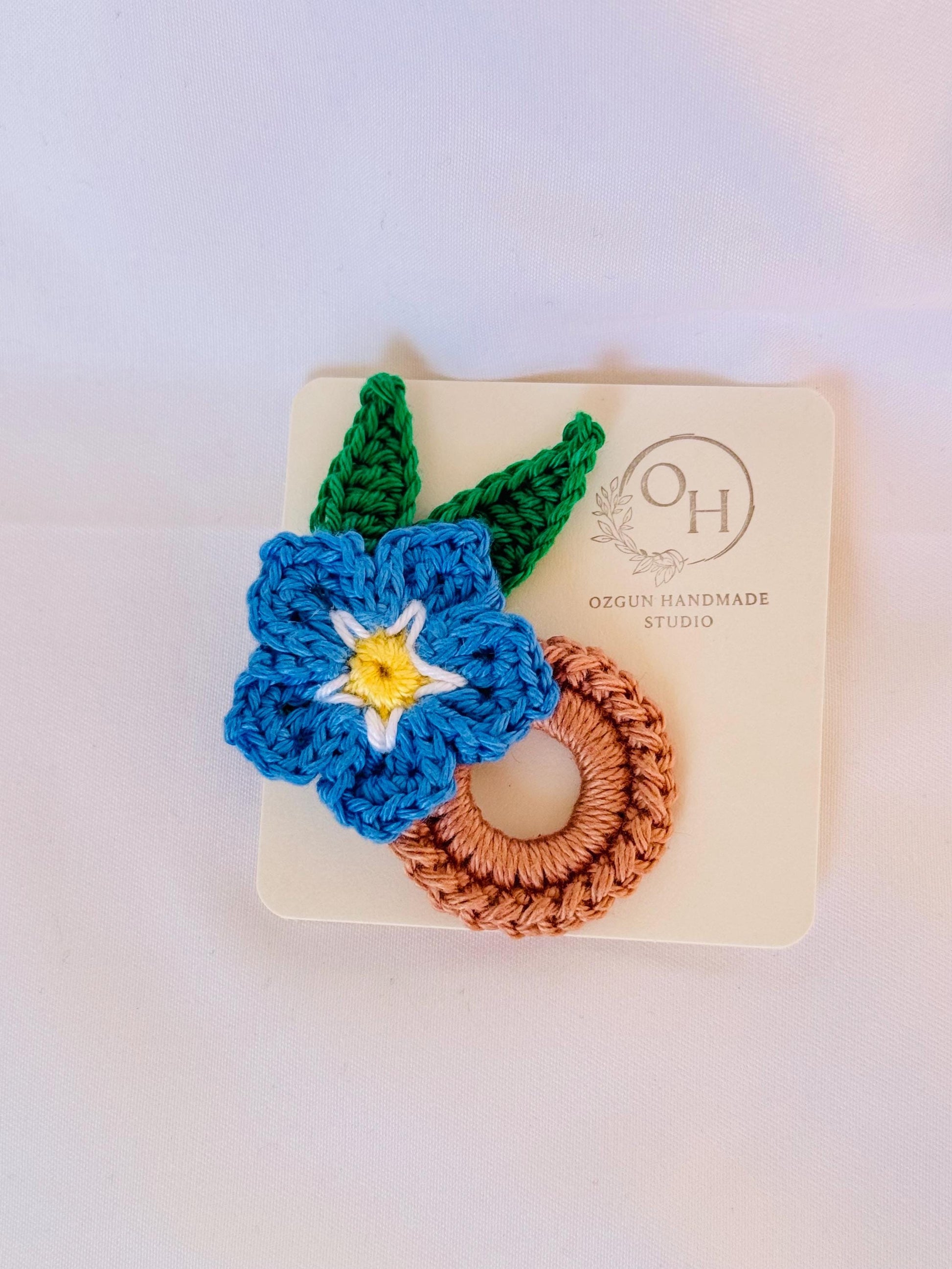 Crochet Forget Me Not Glasses Holder Brooch, Floral Eyeglass Accessory, Flower Pin