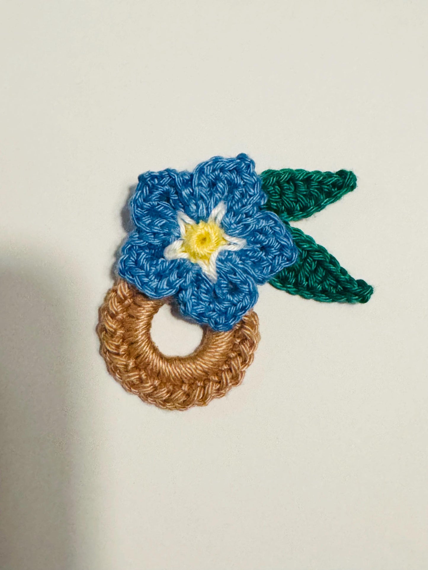 Crochet Forget Me Not Glasses Holder Brooch, Floral Eyeglass Accessory, Flower Pin