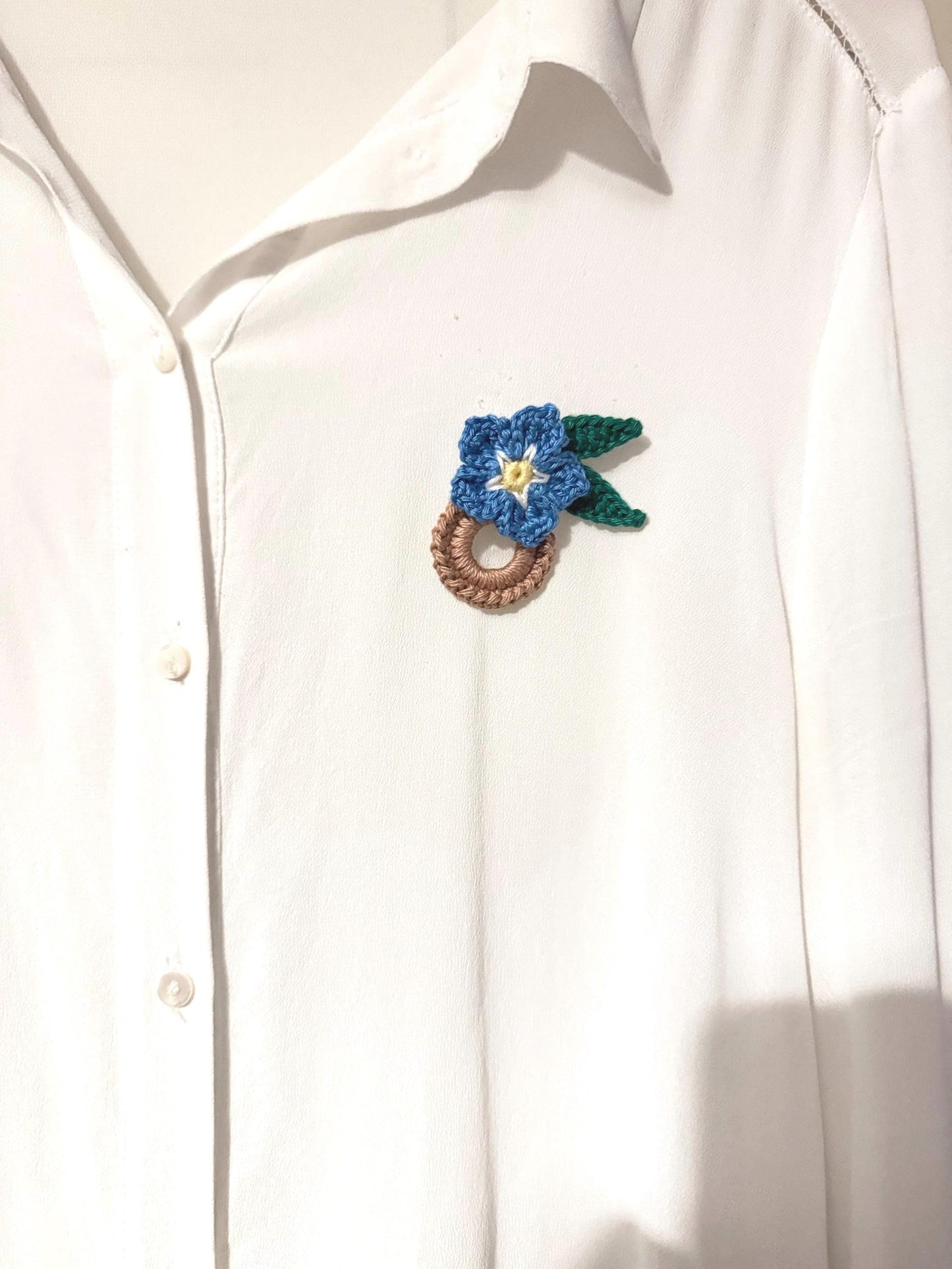Crochet Forget Me Not Glasses Holder Brooch, Floral Eyeglass Accessory, Flower Pin