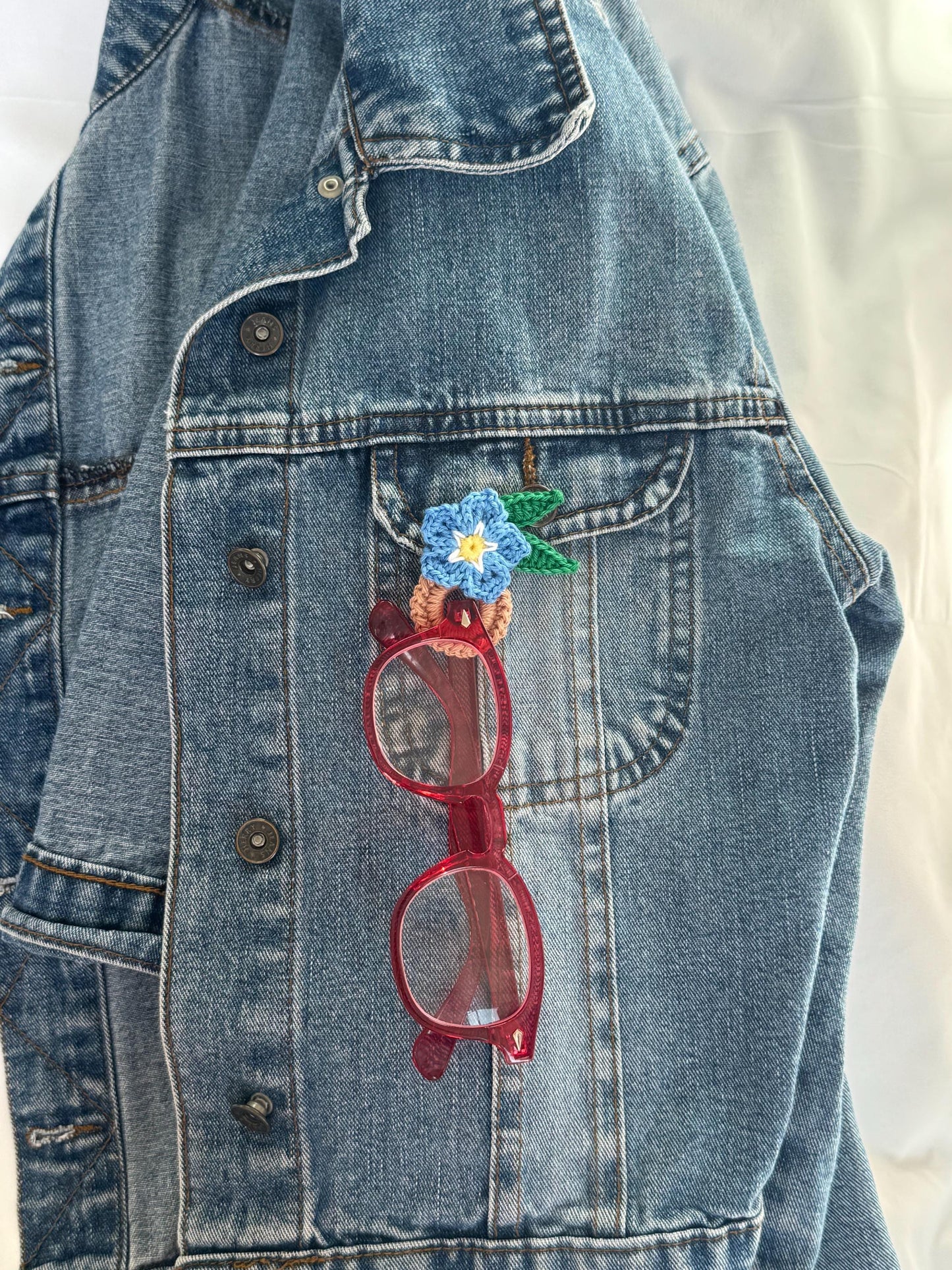 Crochet Forget Me Not Glasses Holder Brooch, Floral Eyeglass Accessory, Flower Pin