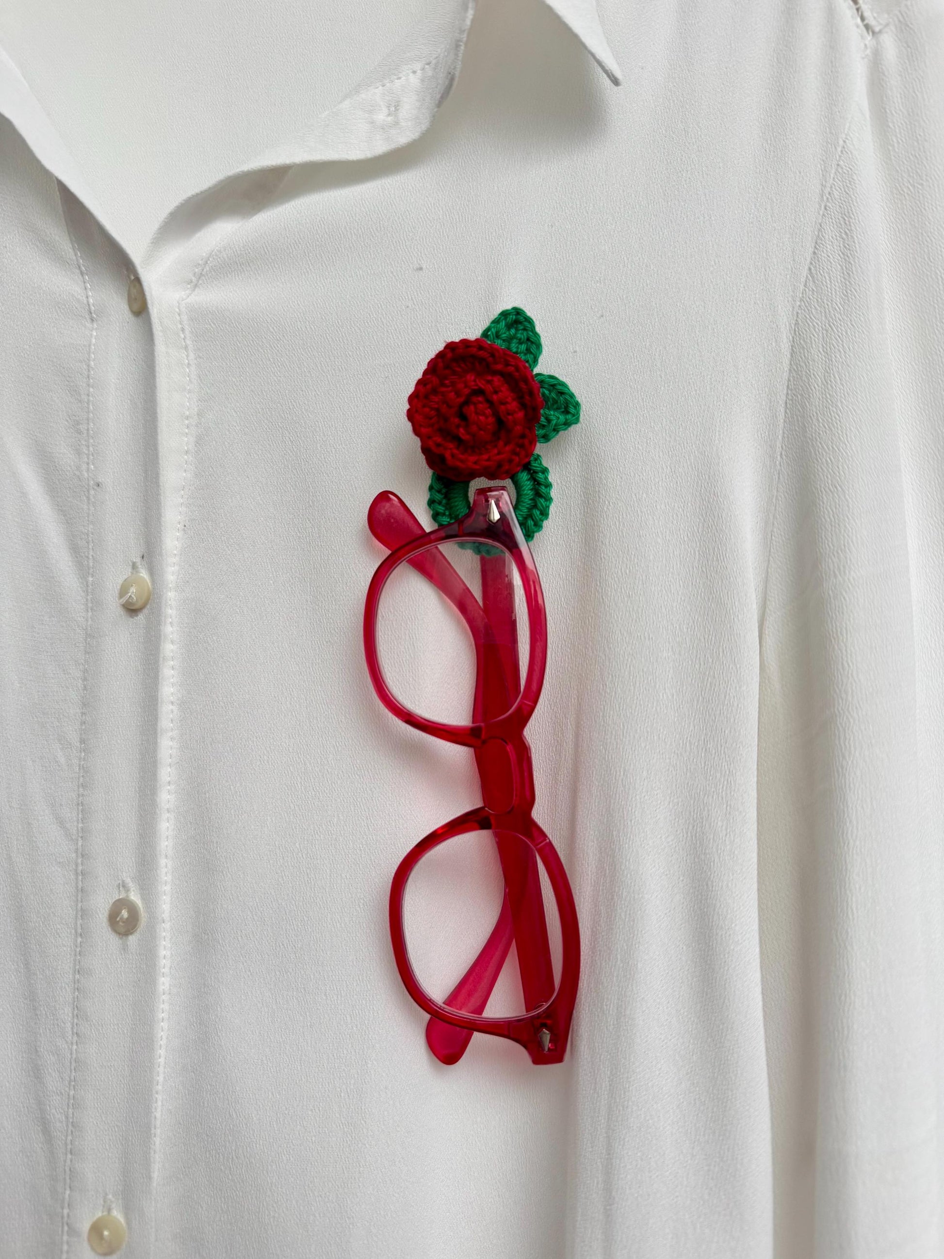 Crochet Rose Glasses Holder Brooch, Floral Eyeglasses Pin, Cotton Yarn, Handmade Accessory
