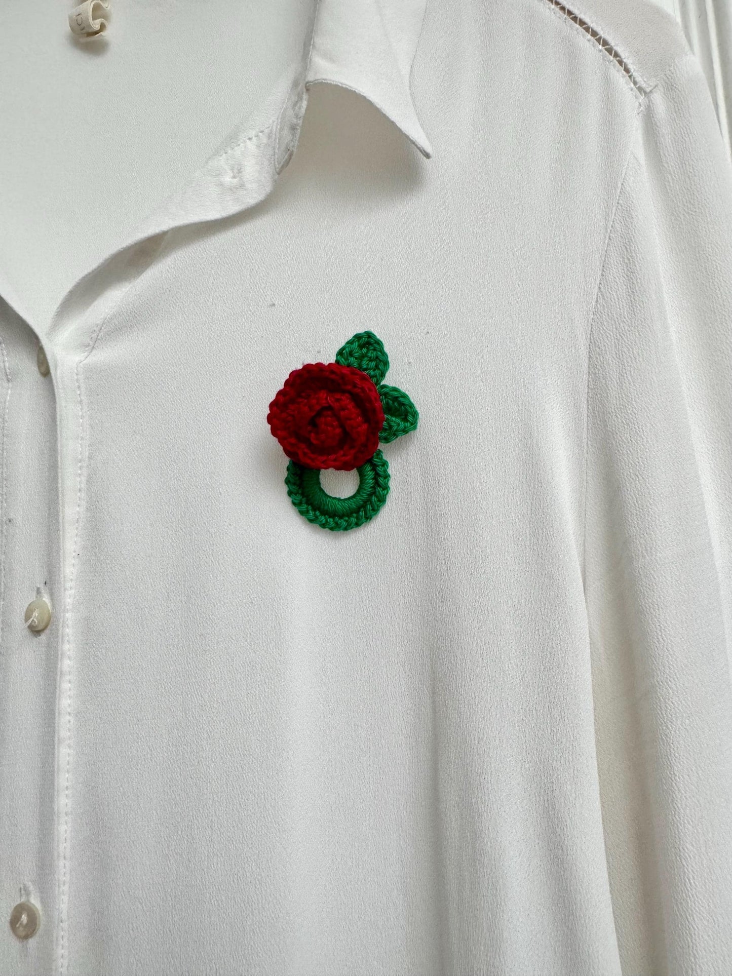 Crochet Rose Glasses Holder Brooch, Floral Eyeglasses Pin, Cotton Yarn, Handmade Accessory