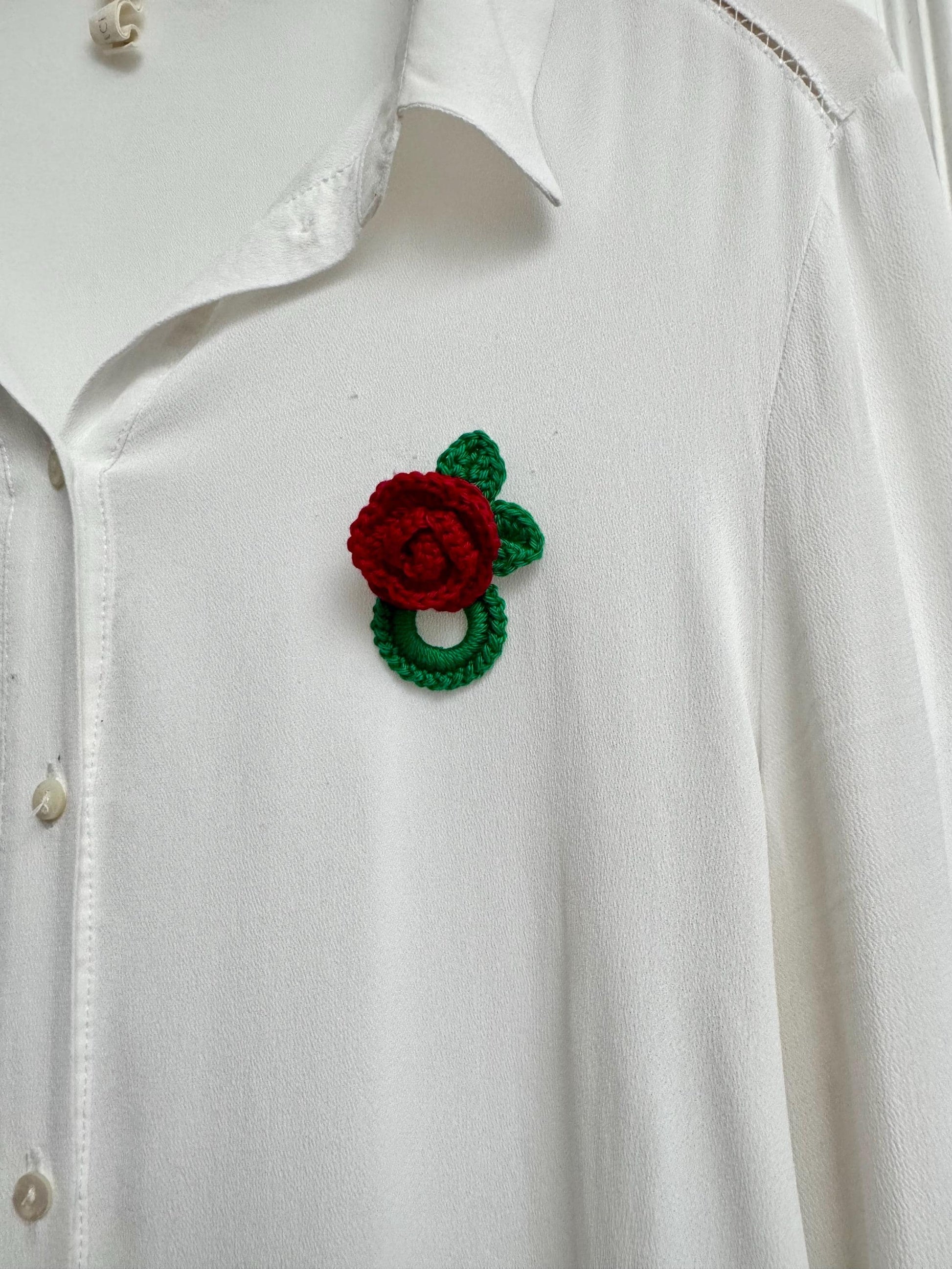 Crochet Rose Glasses Holder Brooch, Floral Eyeglasses Pin, Cotton Yarn, Handmade Accessory