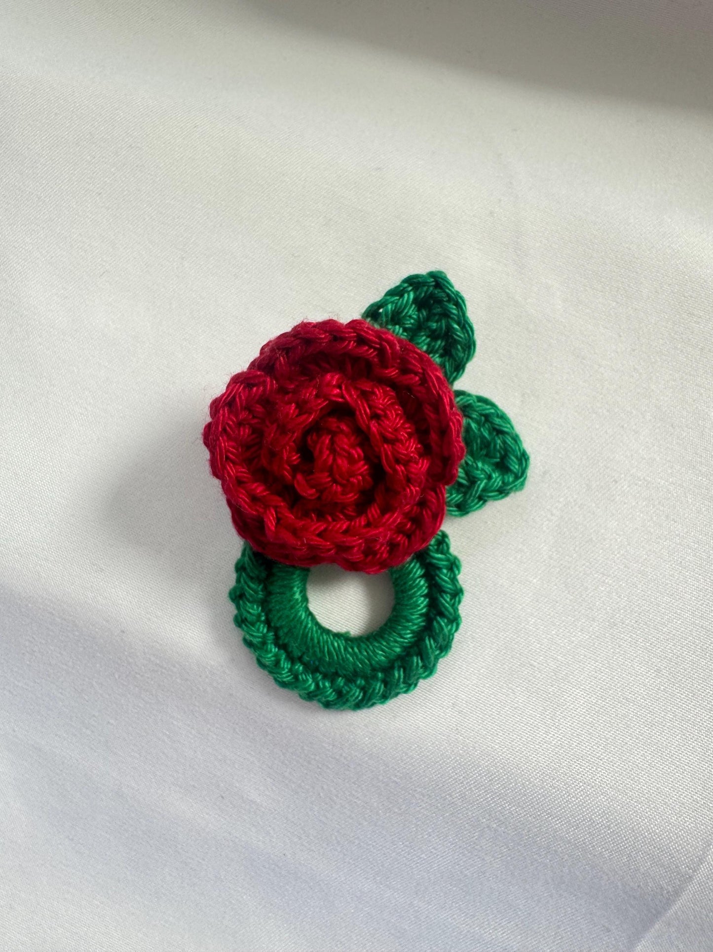 Crochet Rose Glasses Holder Brooch, Floral Eyeglasses Pin, Cotton Yarn, Handmade Accessory