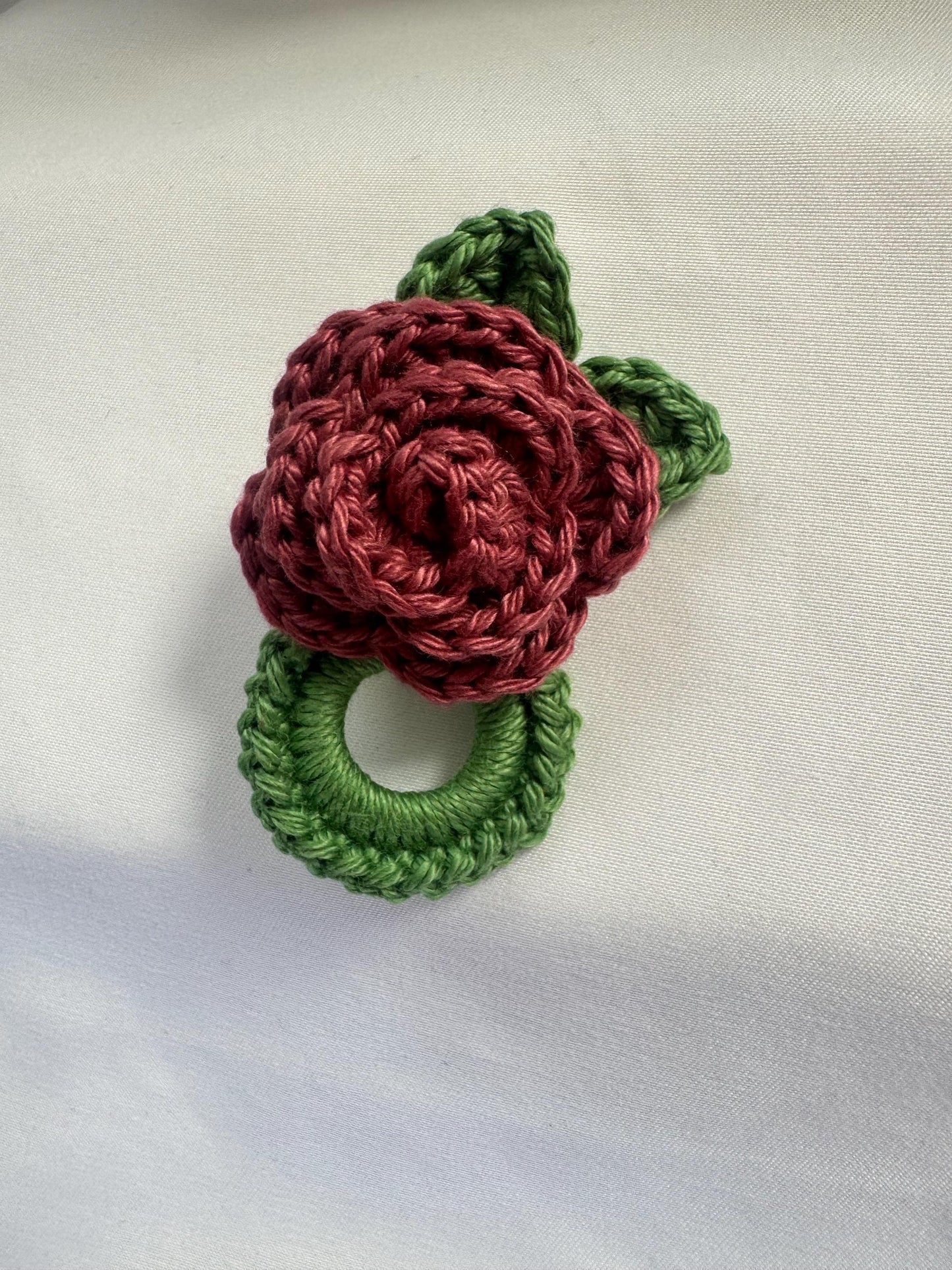 Crochet Rose Glasses Holder Brooch, Floral Eyeglasses Pin, Cotton Yarn, Handmade Accessory