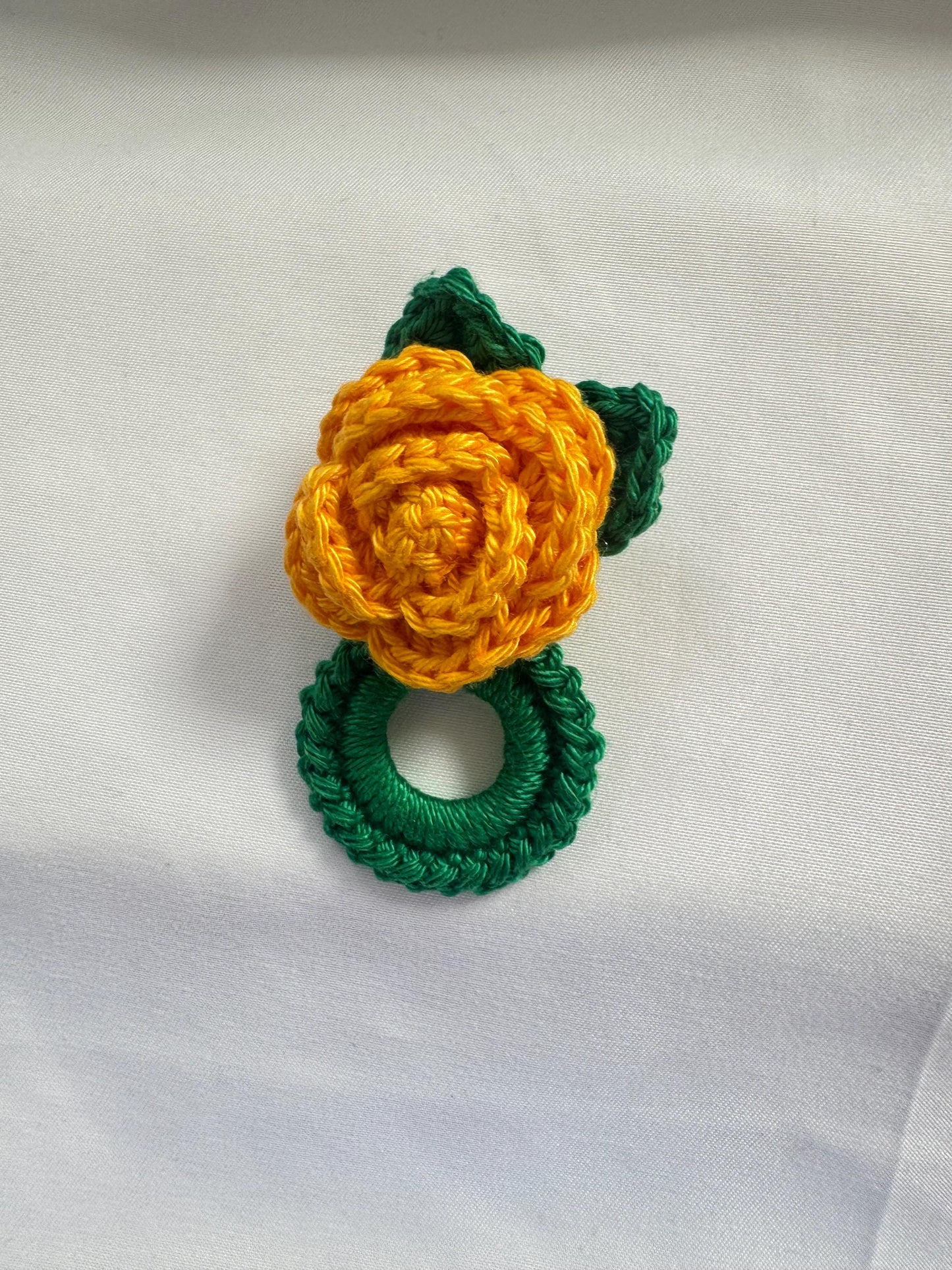Crochet Rose Glasses Holder Brooch, Floral Eyeglasses Pin, Cotton Yarn, Handmade Accessory
