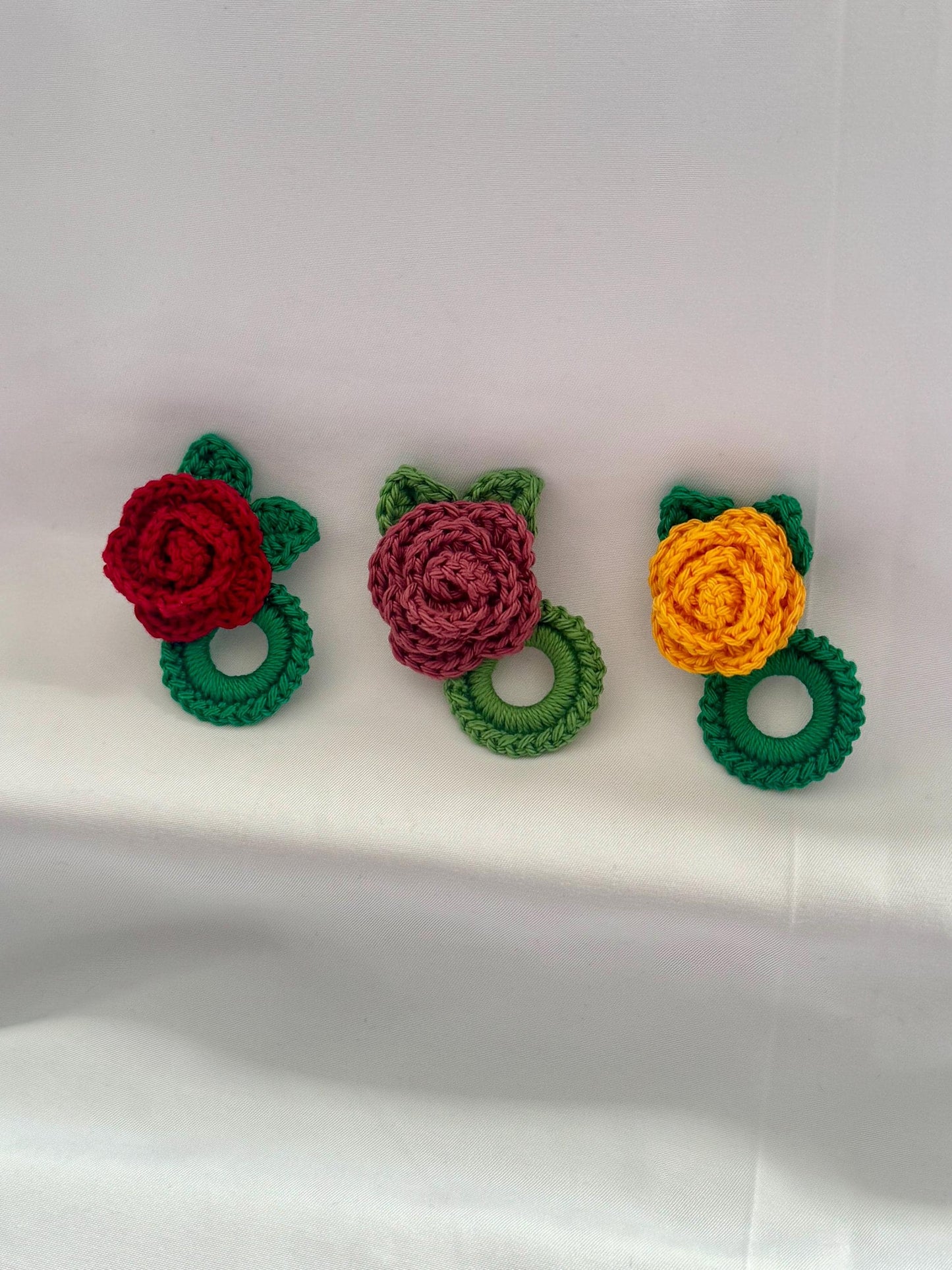 Crochet Rose Glasses Holder Brooch, Floral Eyeglasses Pin, Cotton Yarn, Handmade Accessory
