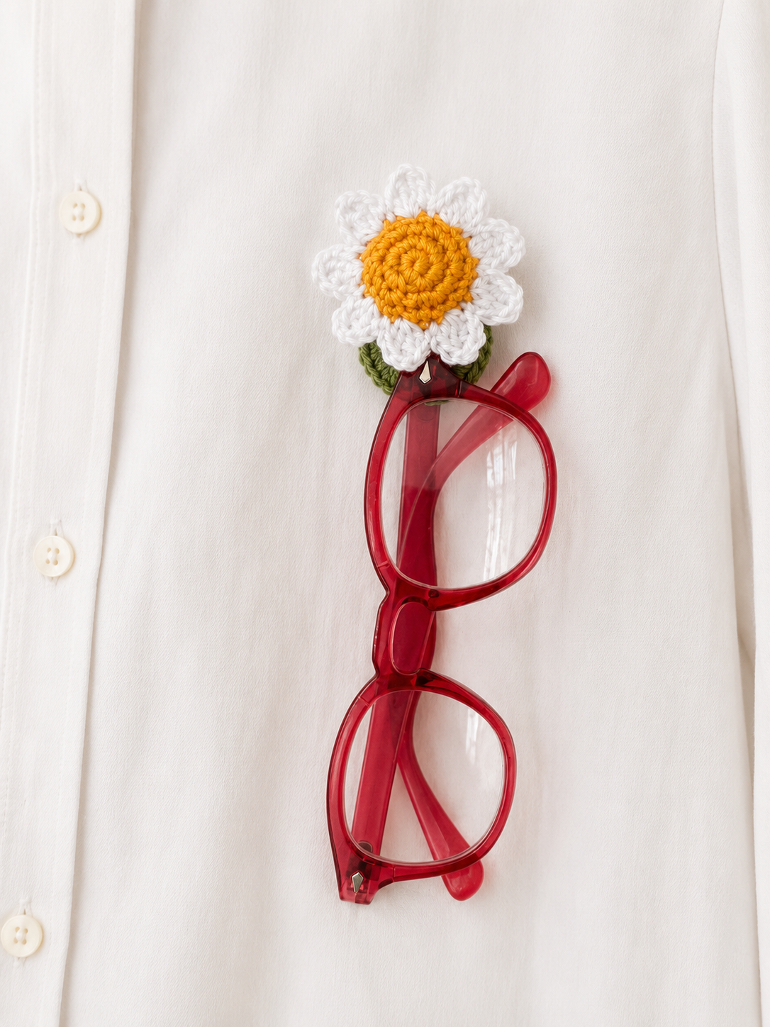 Crochet Daisy Glasses Holder Brooch with Hidden Wide Loop – Padded Flower Eyeglass Holder for Shirt, Bag & Hat
