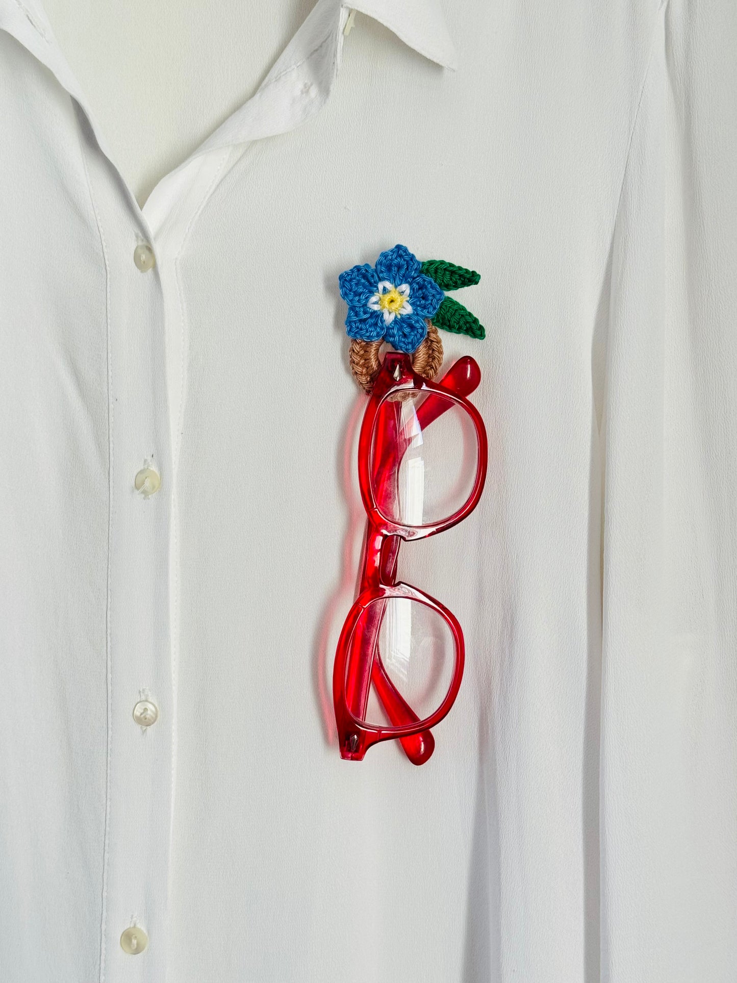 Crochet Forget Me Not Glasses Holder Brooch, Floral Eyeglass Accessory, Flower Pin