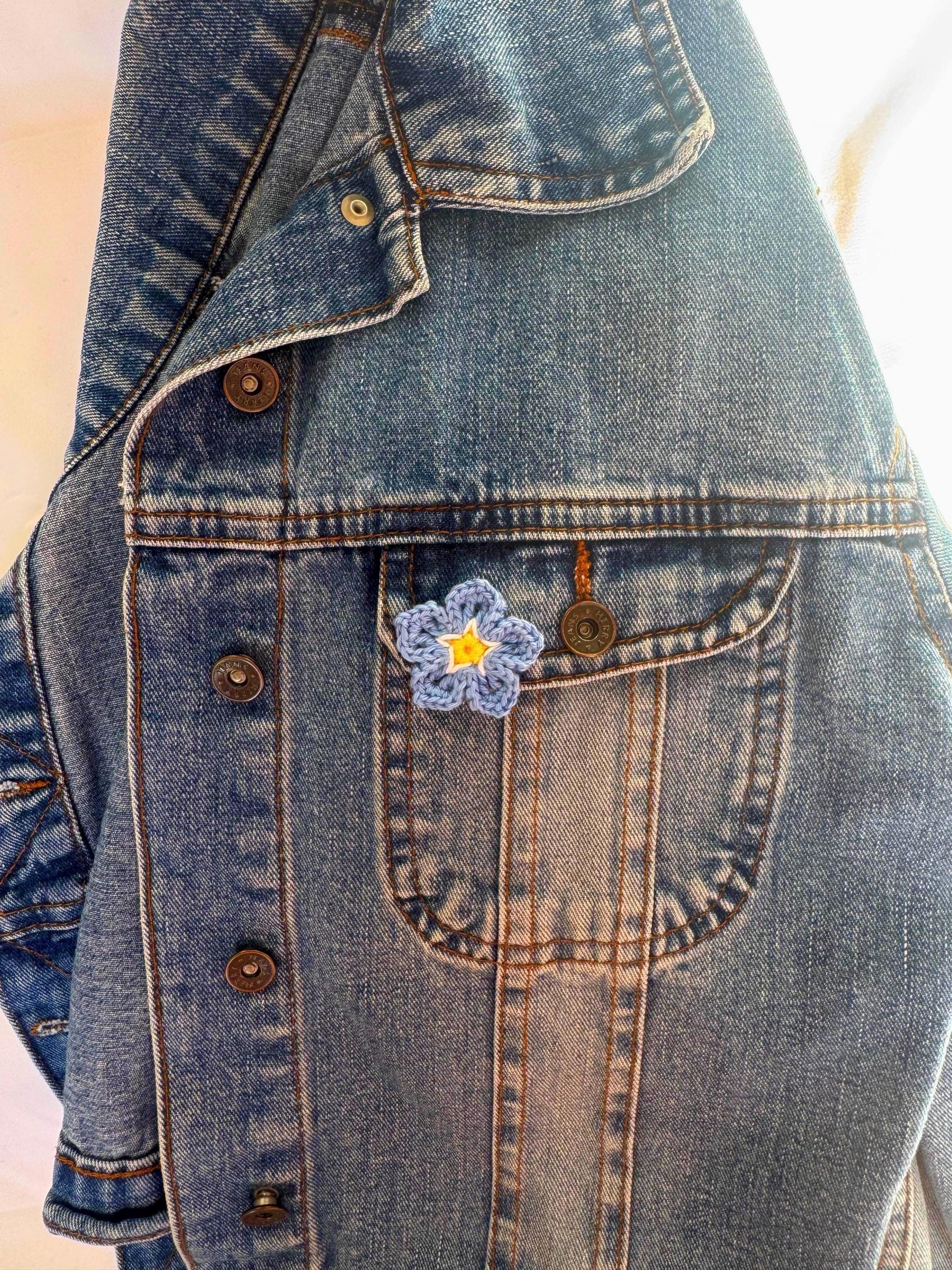 Hand-Crocheted Forget Me Not Flower Brooch, Blue Floral Pin Badge, Nature Inspired Accessory __etsy:7956515600