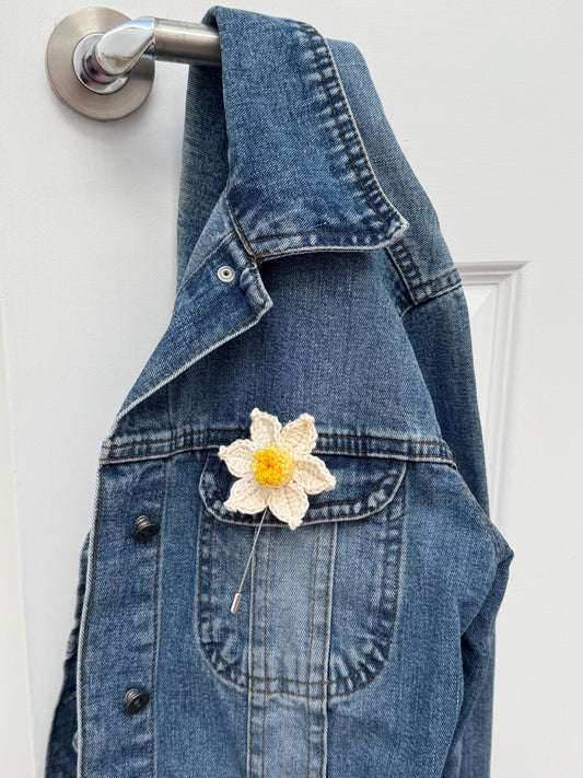 Handmade Crochet Daffodil Brooch – 100% Cotton Spring Flower Pin, Nature-Inspired Slow Fashion