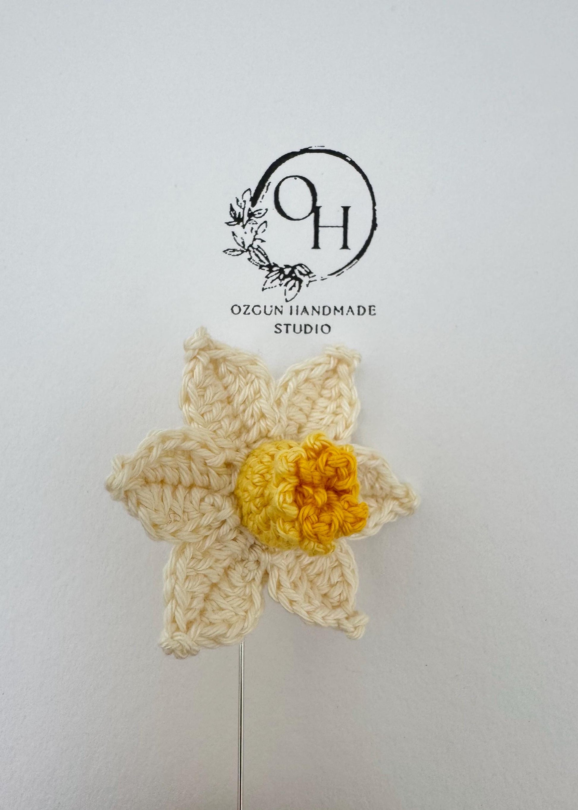 Handmade Crochet Daffodil Brooch – 100% Cotton Spring Flower Pin, Nature-Inspired Slow Fashion
