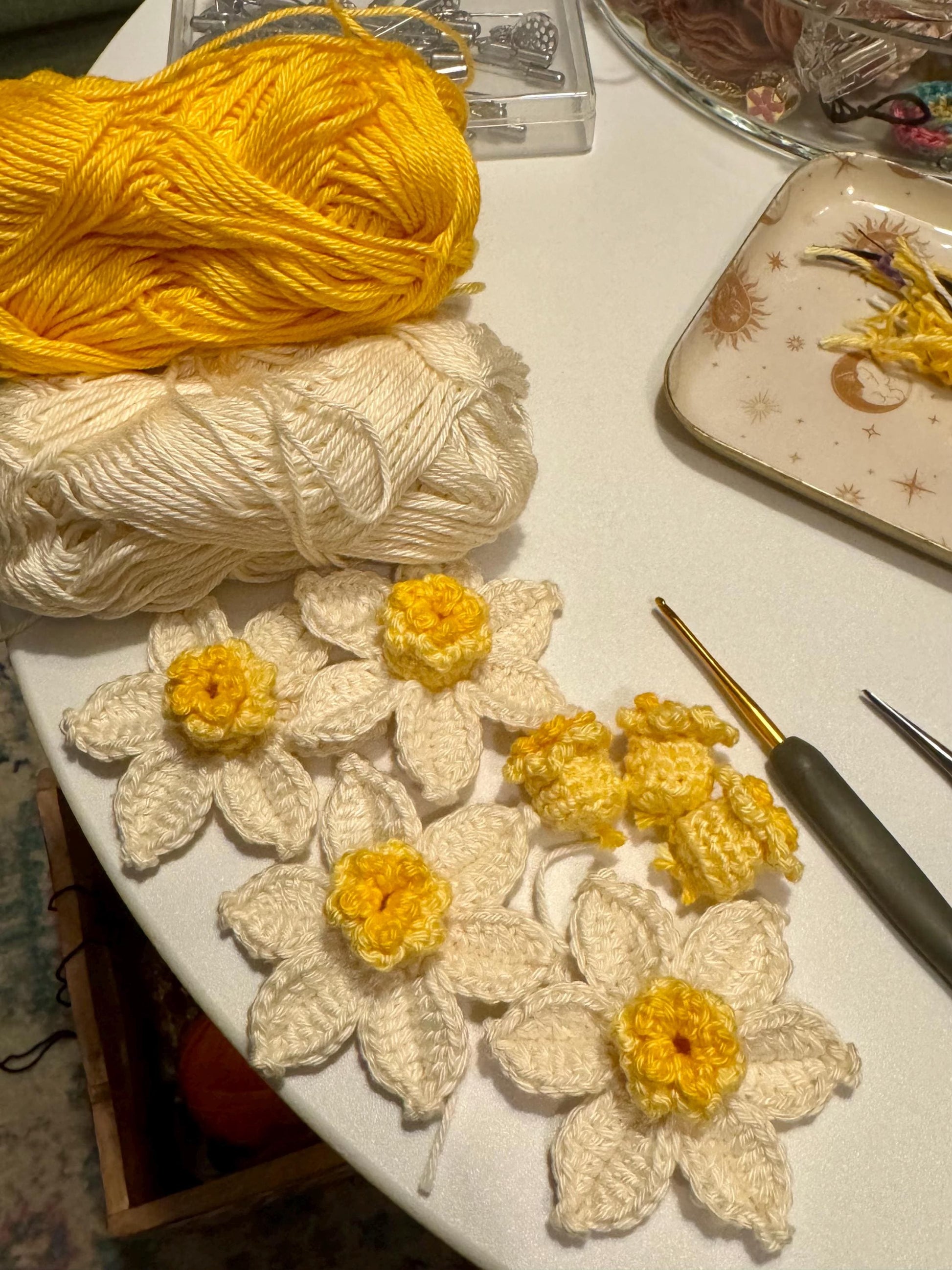 Handmade Crochet Daffodil Brooch – 100% Cotton Spring Flower Pin, Nature-Inspired Slow Fashion