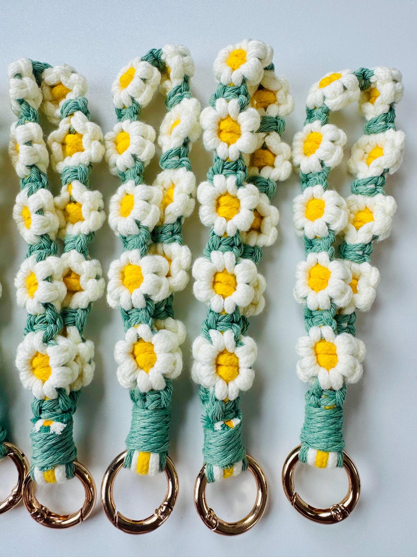 Handmade Daisy Macrame Keychain Lanyard – Floral Wristlet | 17cm x 2cm