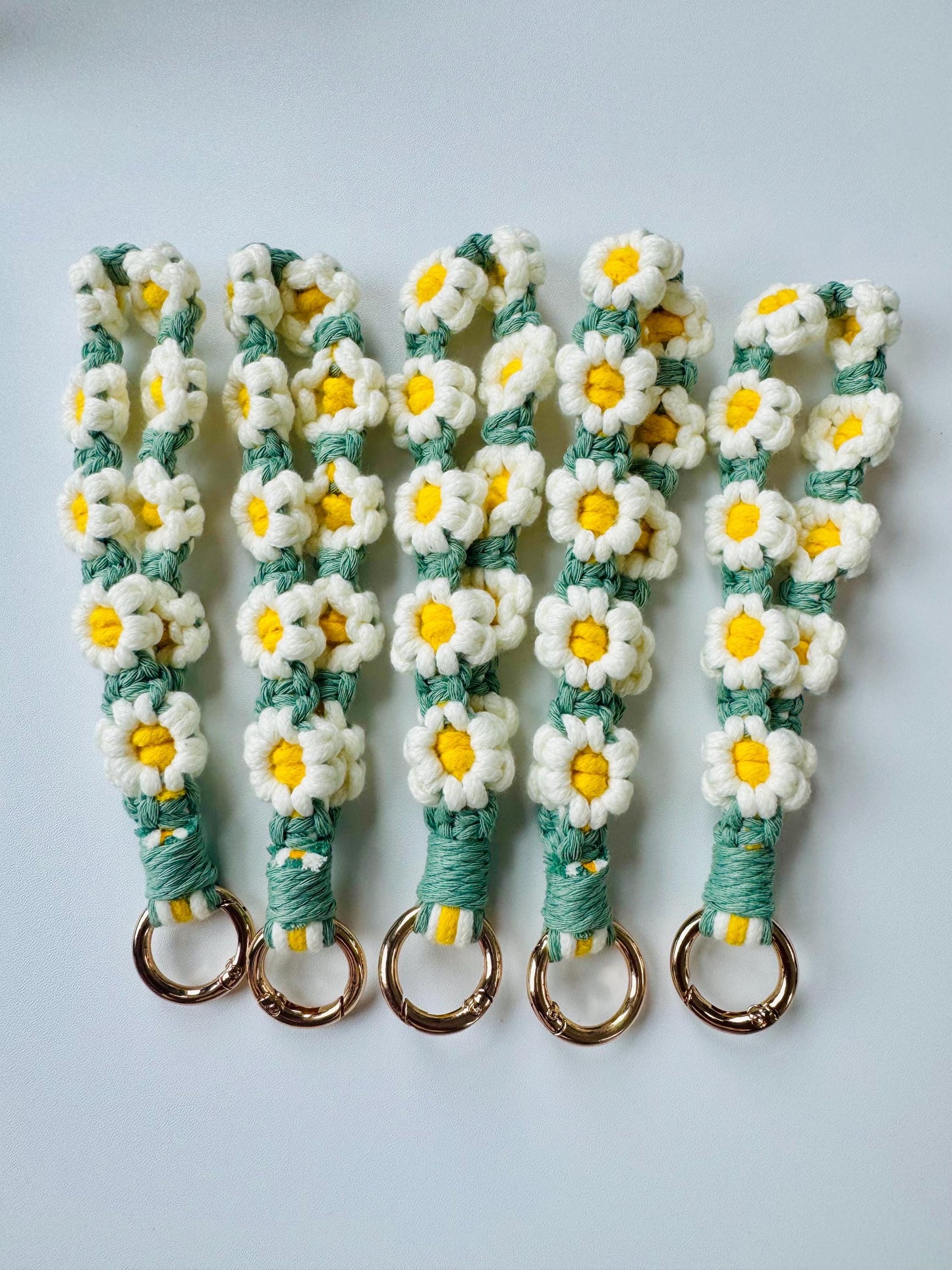 Handmade Daisy Macrame Keychain Lanyard – Floral Wristlet | 17cm x 2cm