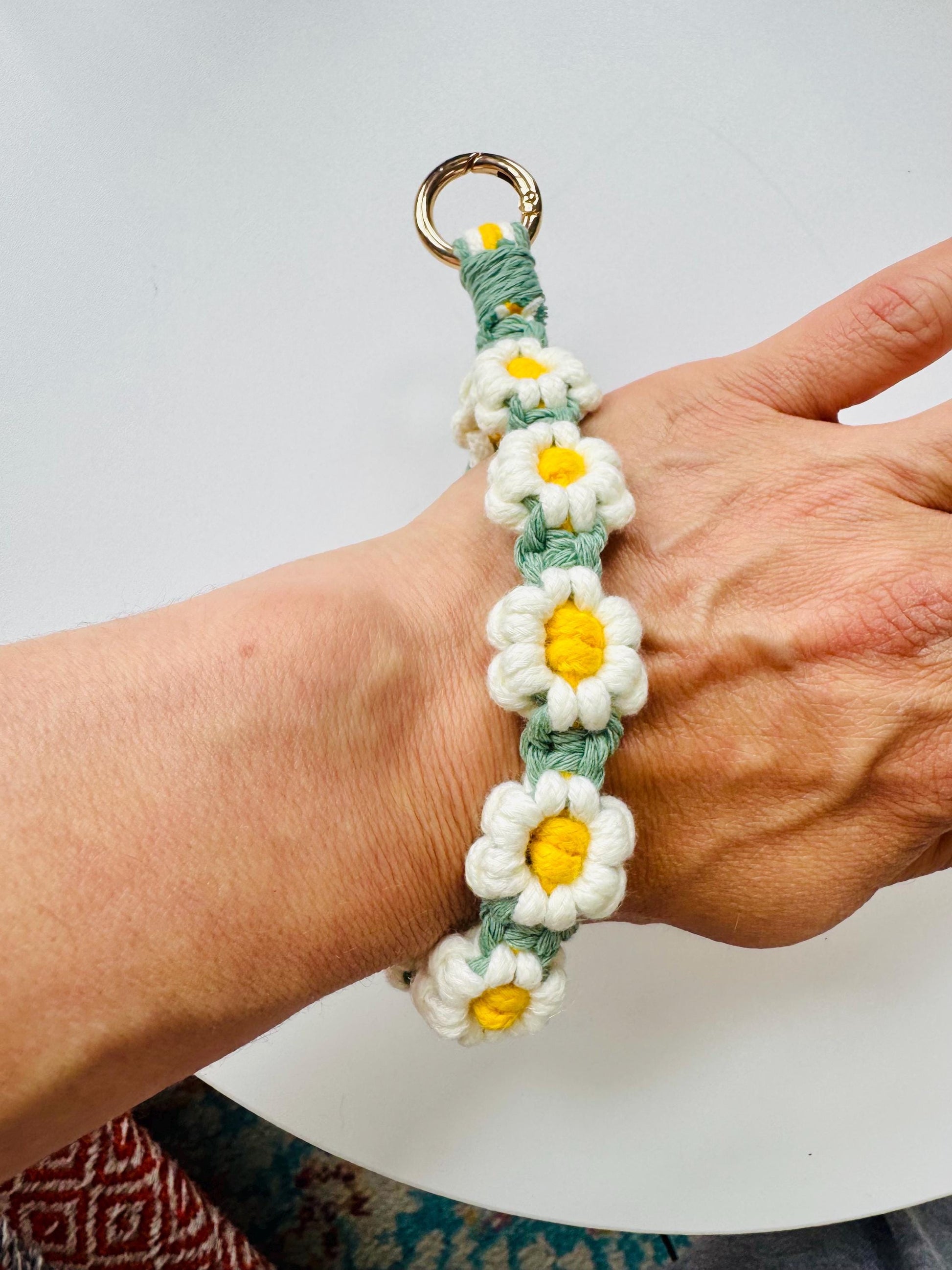 Handmade Daisy Macrame Keychain Lanyard – Floral Wristlet | 17cm x 2cm