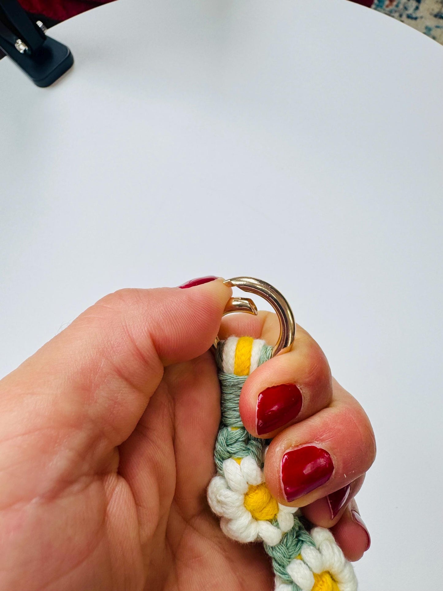 Handmade Daisy Macrame Keychain Lanyard – Floral Wristlet | 17cm x 2cm