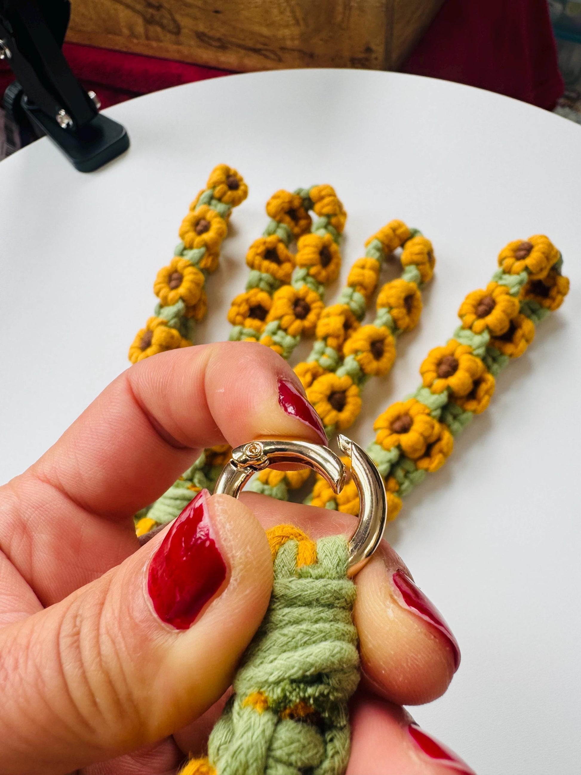 Handmade Daisy Macrame Keychain Lanyard – Floral Wristlet | 17cm x 2cm