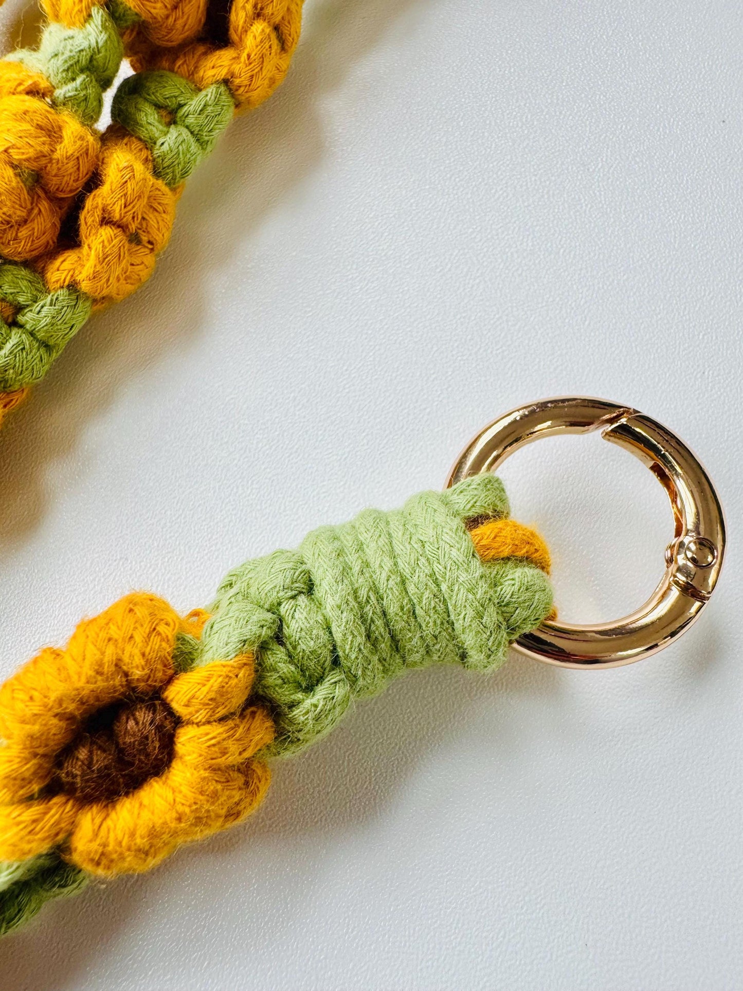 Handmade Daisy Macrame Keychain Lanyard – Floral Wristlet | 17cm x 2cm