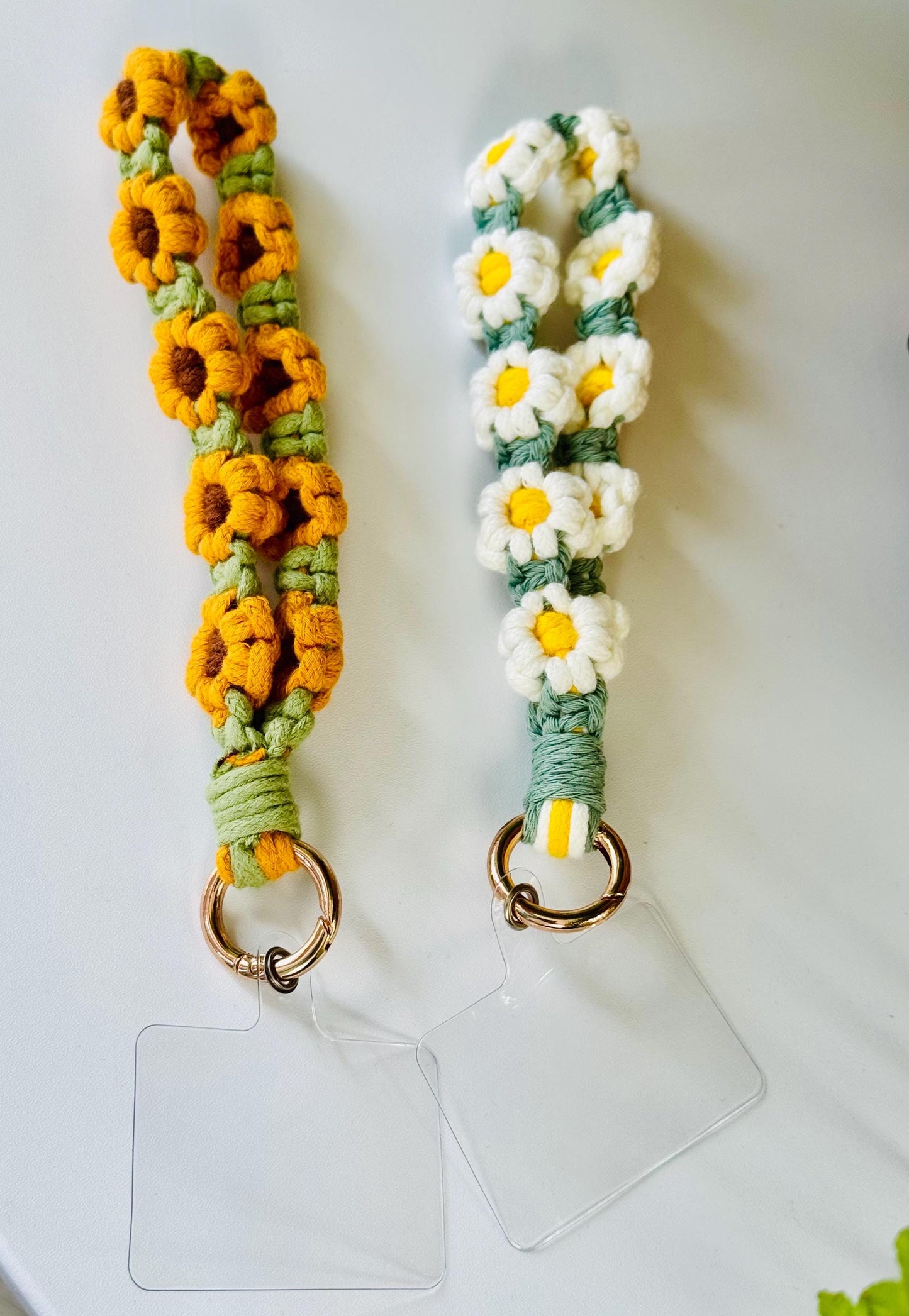 Handmade Daisy Macrame Keychain Lanyard – Floral Wristlet | 17cm x 2cm