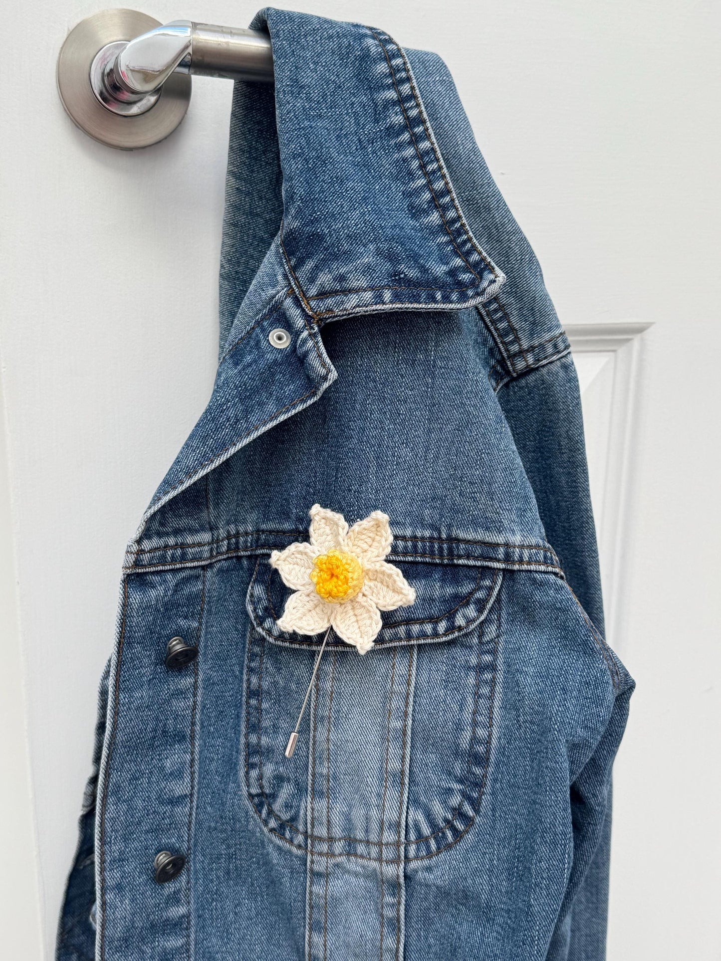 Handmade Crochet Daffodil Brooch – 100% Cotton Spring Flower Pin, Nature-Inspired Slow Fashion __etsy:7136803256